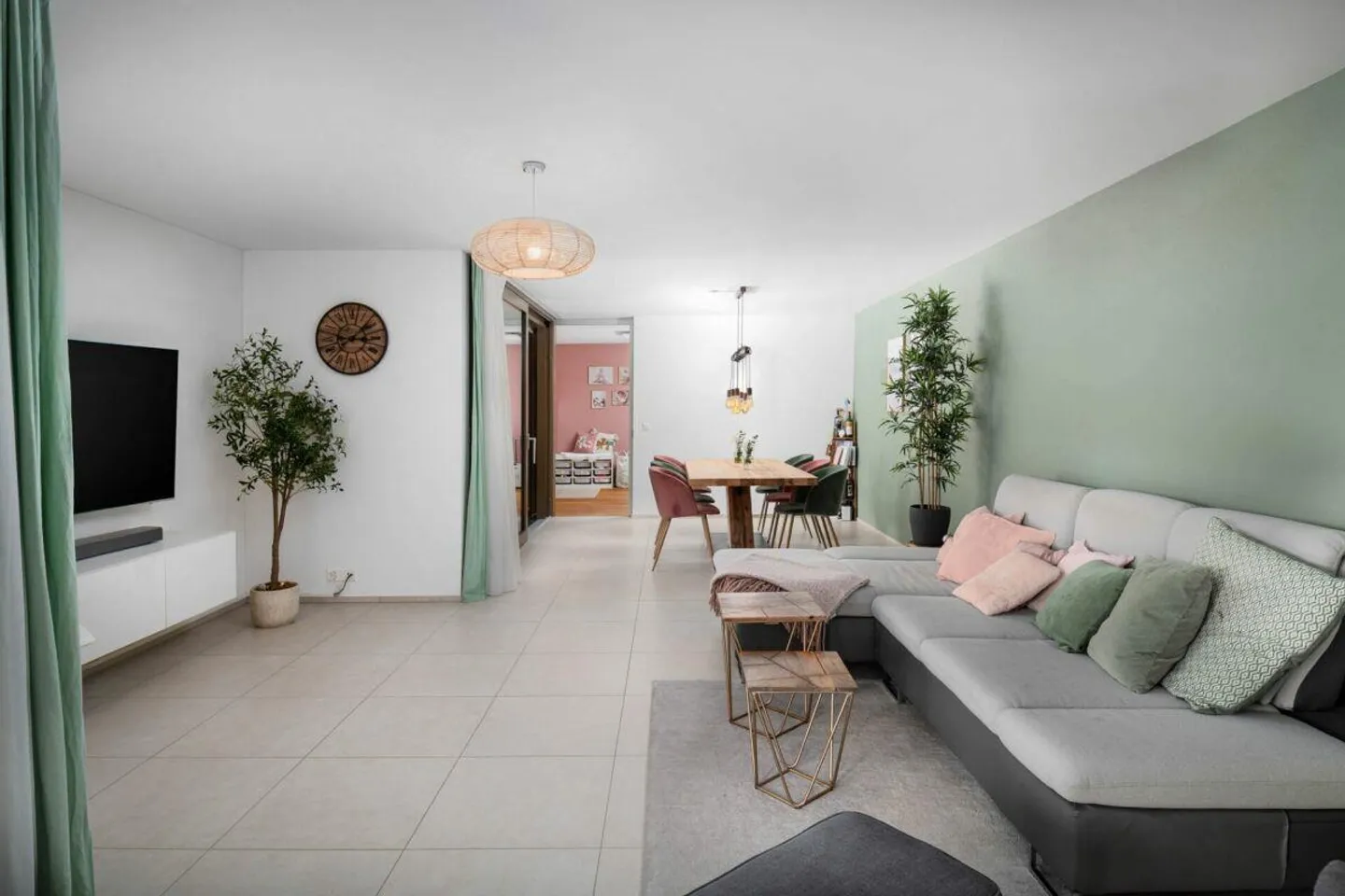 Stylish apartment with large garden - Photo 2 of 12