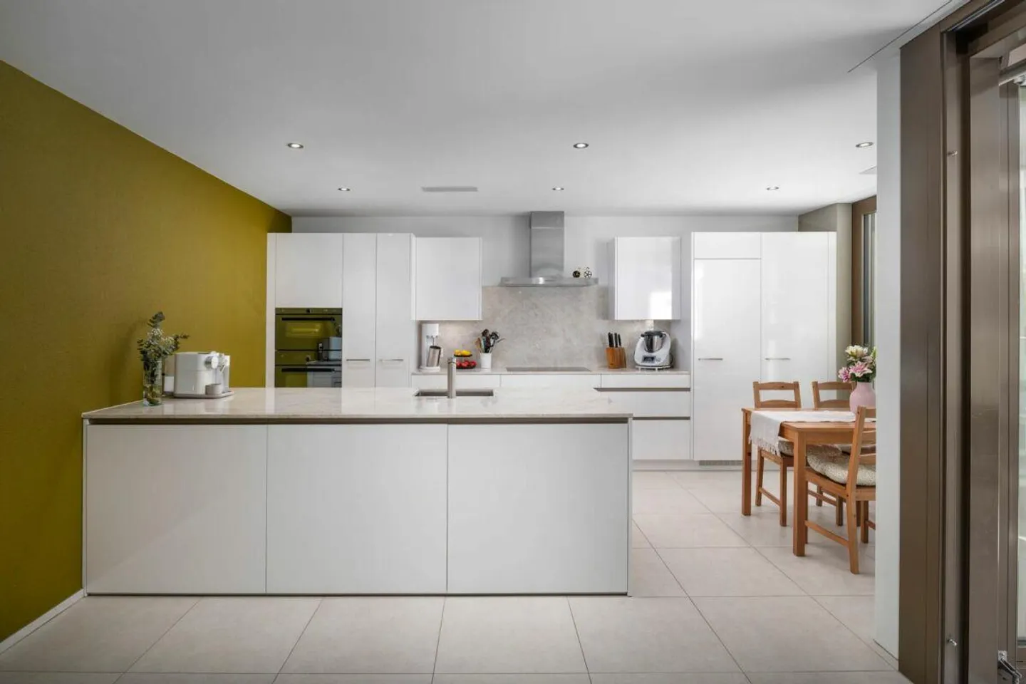 Stylish apartment with large garden - Photo 3 of 12