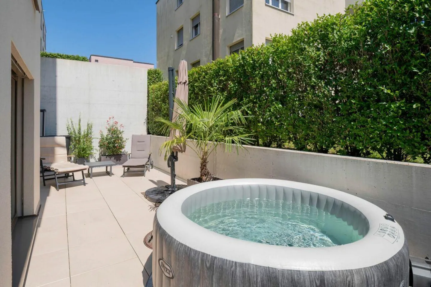 Stylish apartment with large garden - Photo 5 of 12