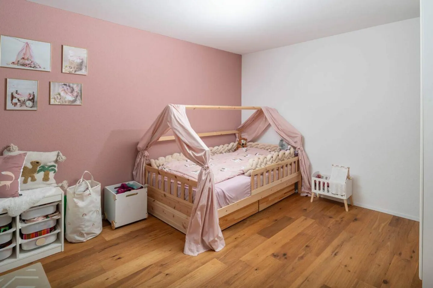 Stylish apartment with large garden - Photo 7 of 12