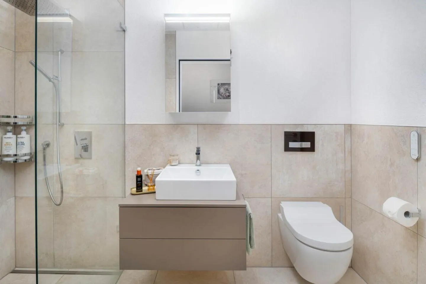 Stylish apartment with large garden - Photo 8 of 12