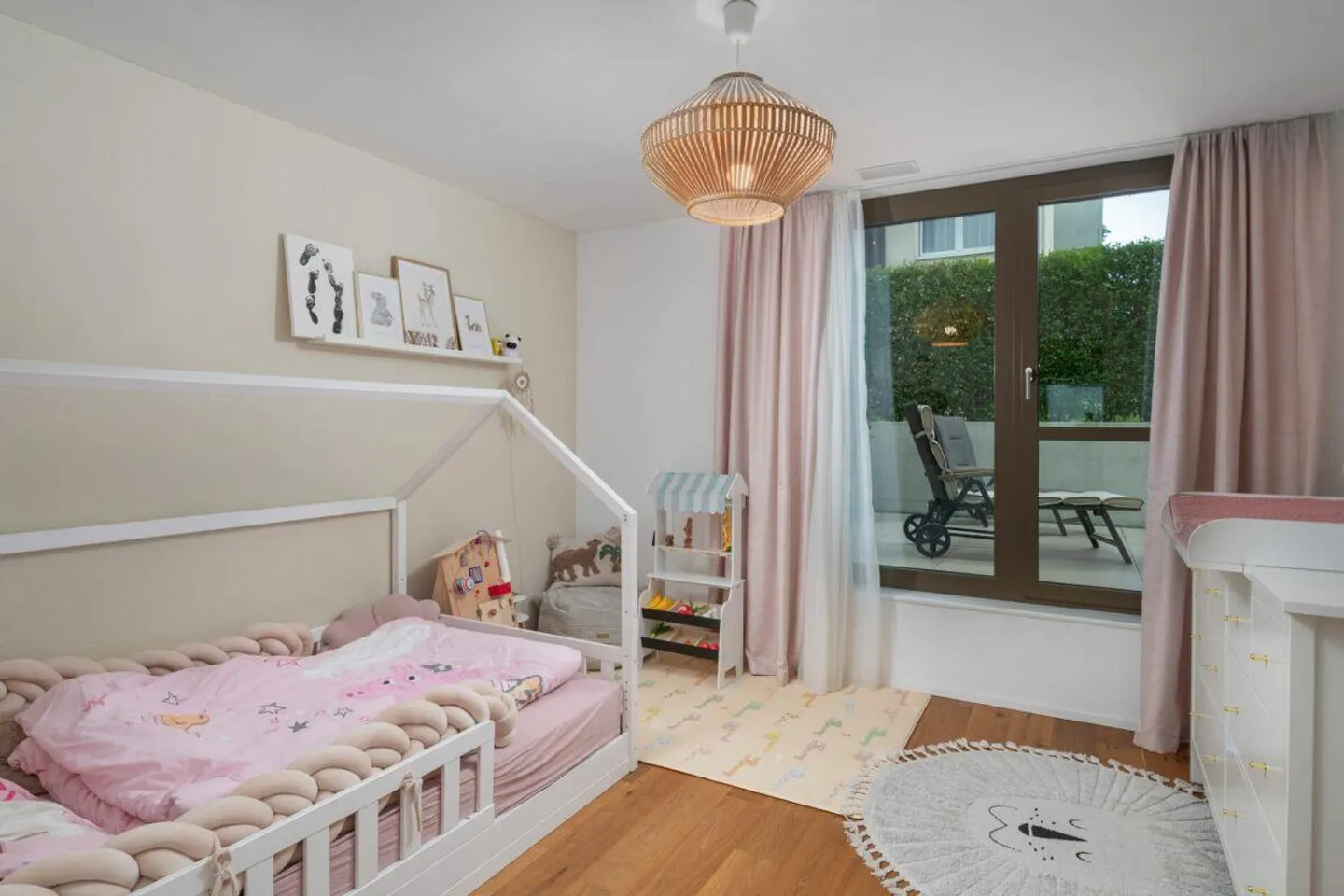 Stylish apartment with large garden - Photo 9 of 12