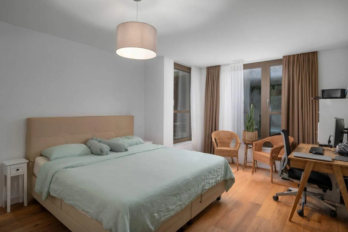 Stylish apartment with large garden - Photo 10 of 12