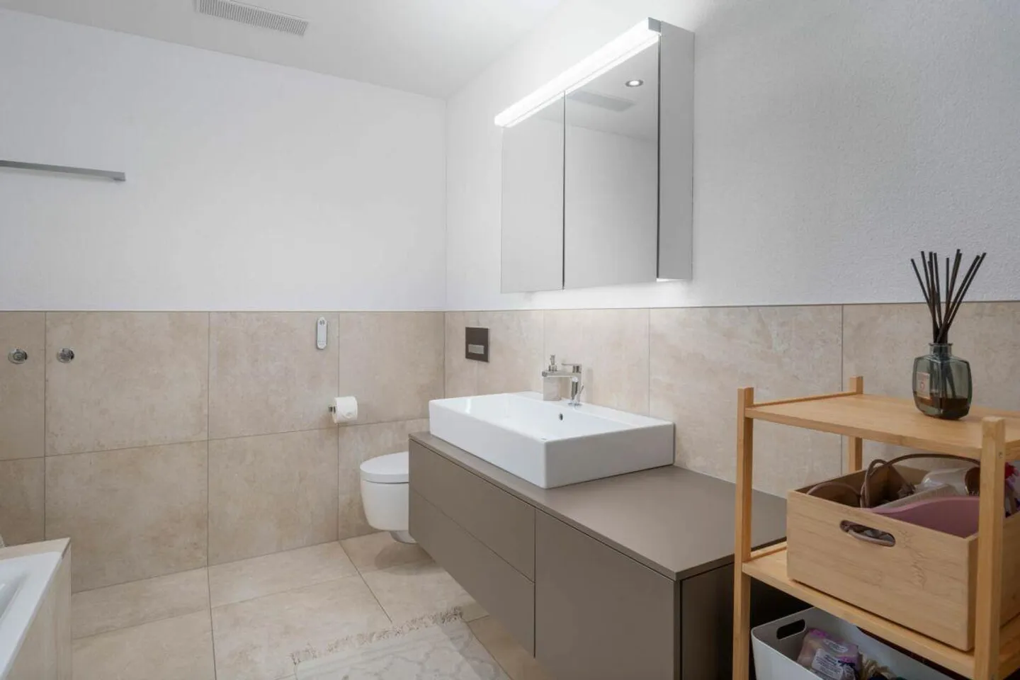 Stylish apartment with large garden - Photo 11 of 12