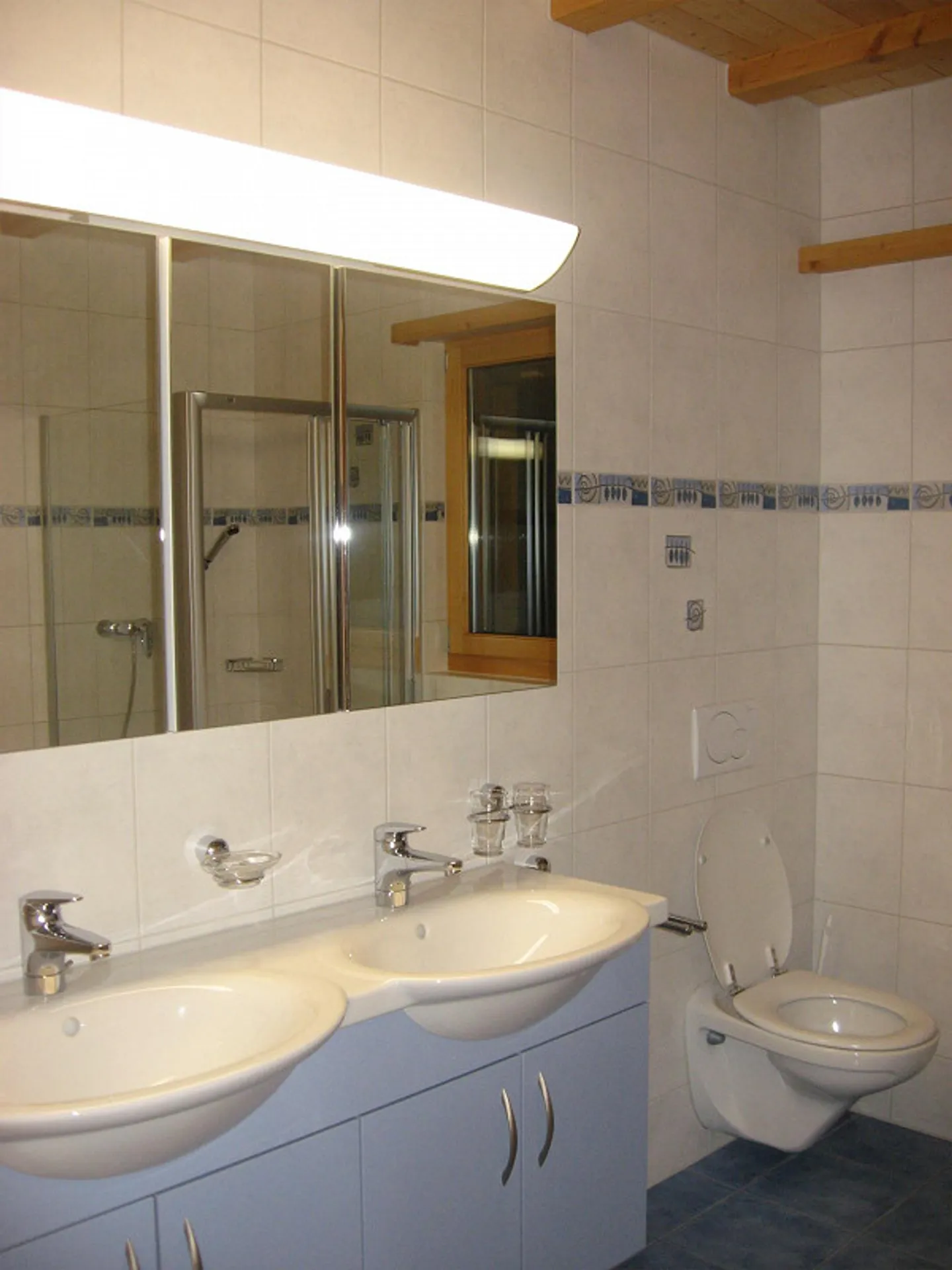 Maisonette apartment in chalet with stunning views in a sunny location - Photo 7 of 18