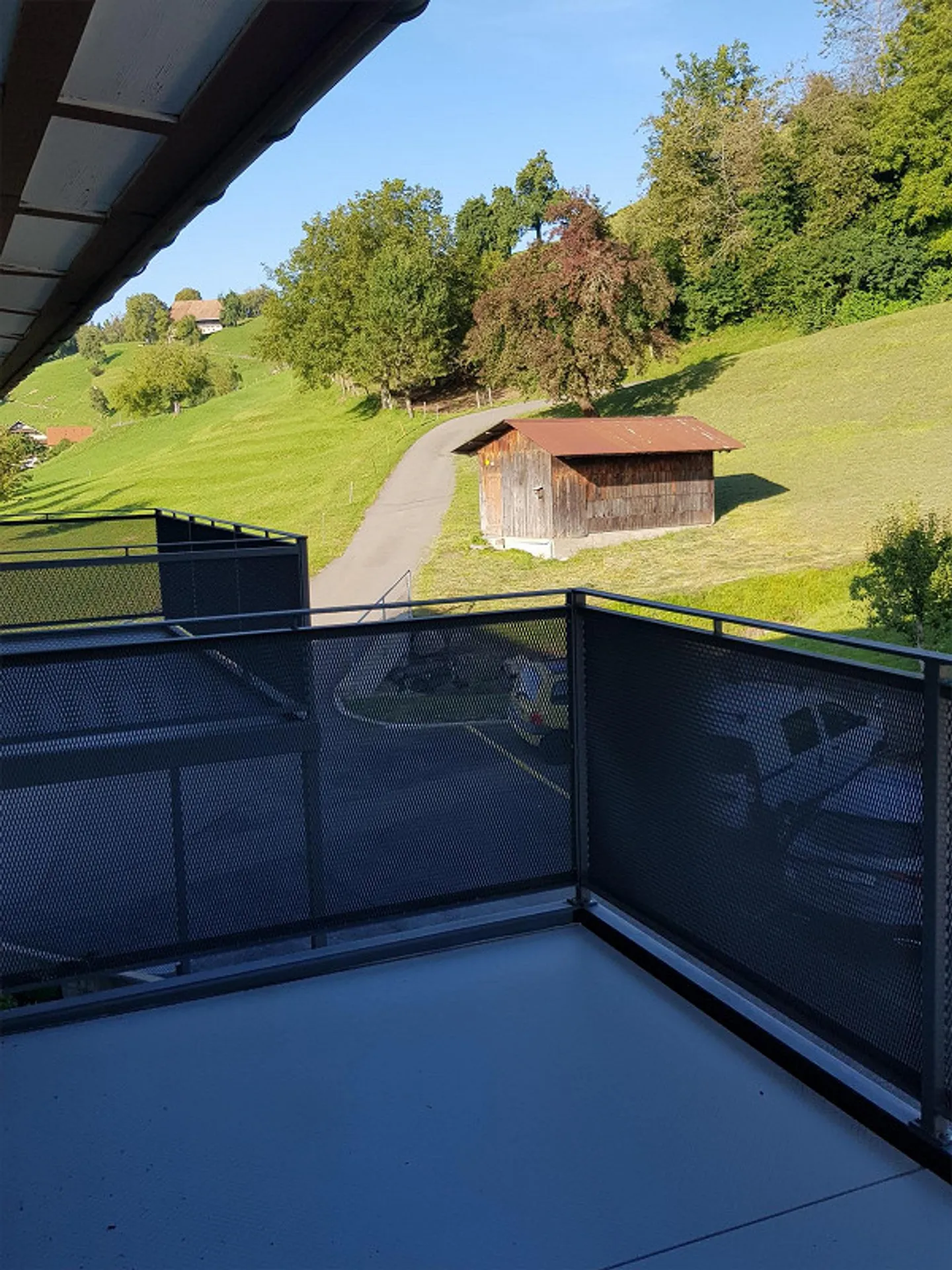 Office with balcony and green view - Photo 2 of 4