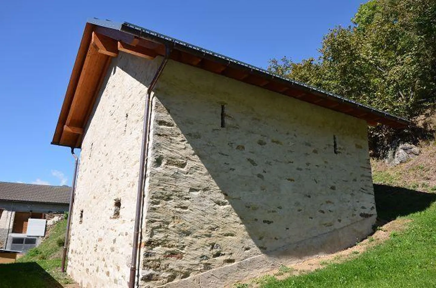 Rustico partiellement rénové avec permis de construire et terrain - Photo 2 sur 28