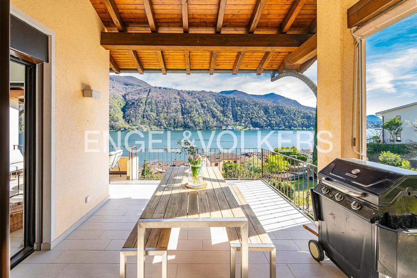 Charming duplex with enchanting lake view - Photo 6 of 13