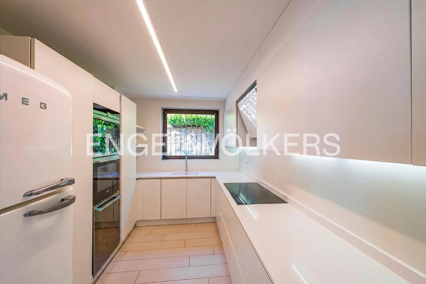 Charming duplex with enchanting lake view - Photo 7 of 13