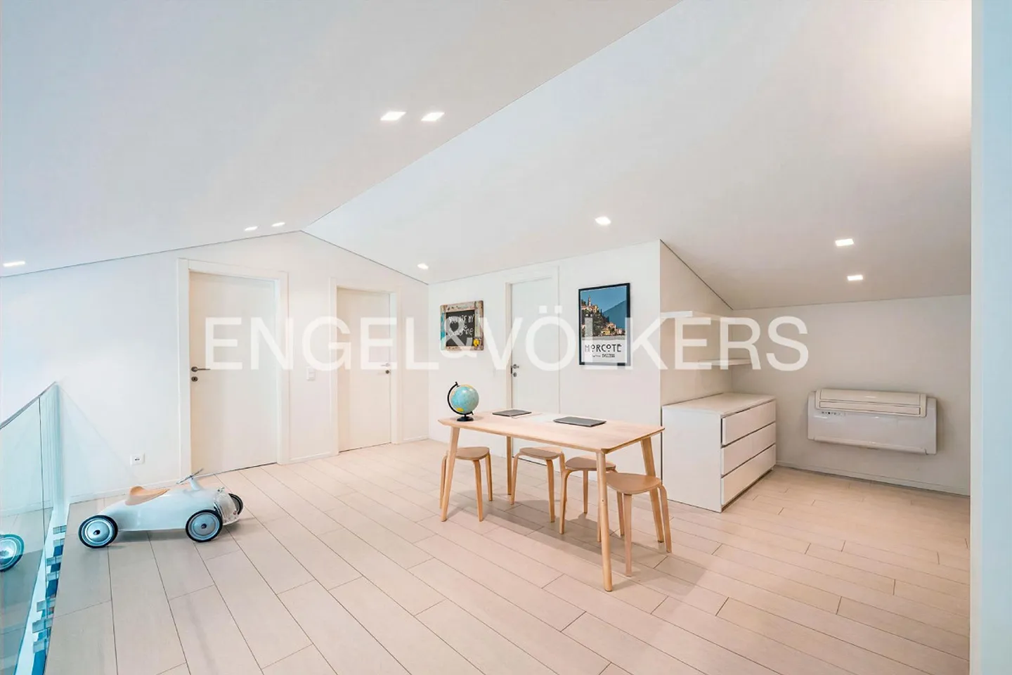 Charming duplex with enchanting lake view - Photo 8 of 13