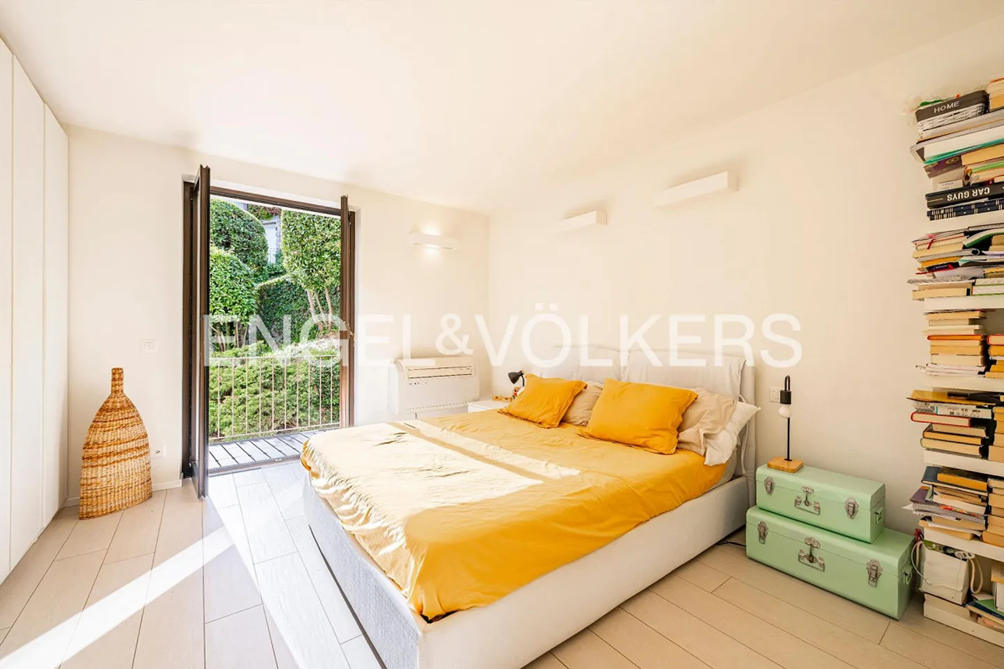 Charming duplex with enchanting lake view - Photo 9 of 13