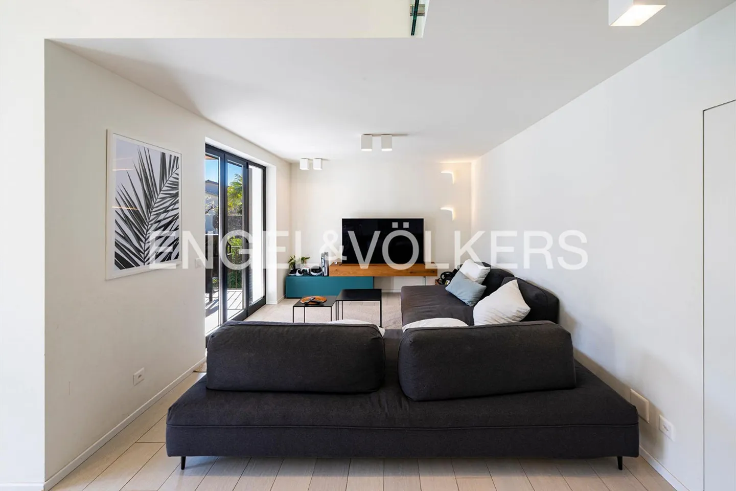 Charming duplex with enchanting lake view - Photo 4 of 13