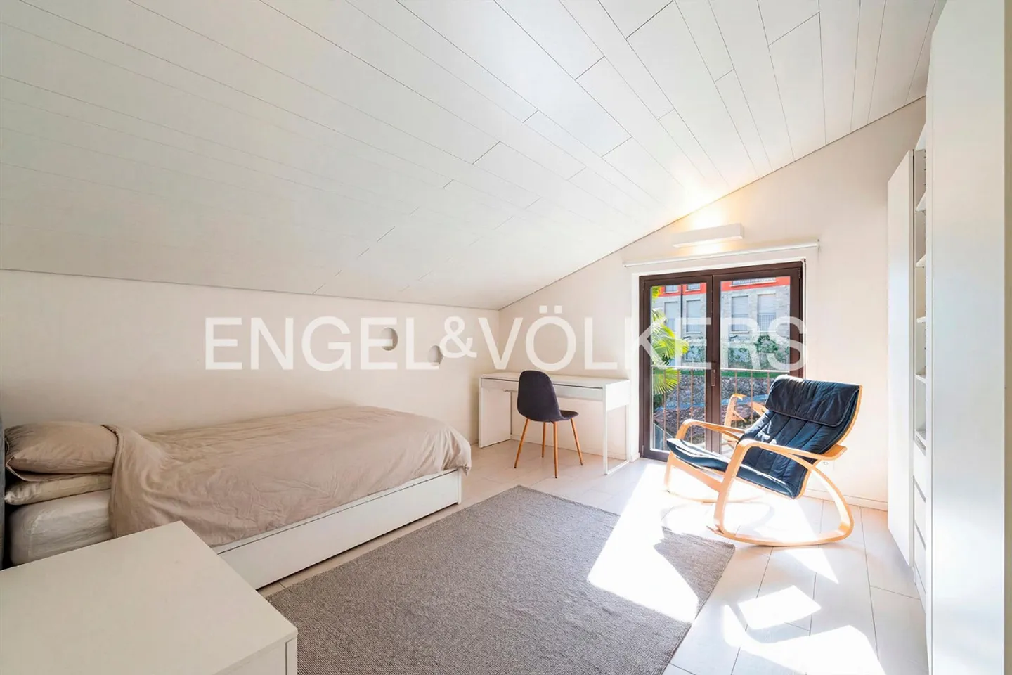 Charming duplex with enchanting lake view - Photo 10 of 13