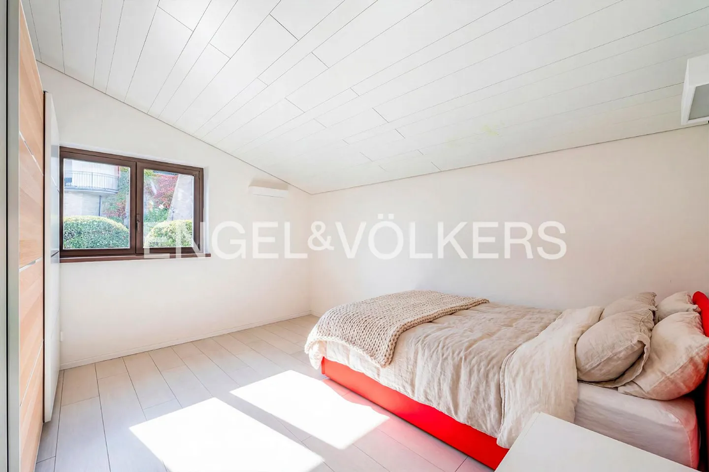 Charming duplex with enchanting lake view - Photo 11 of 13