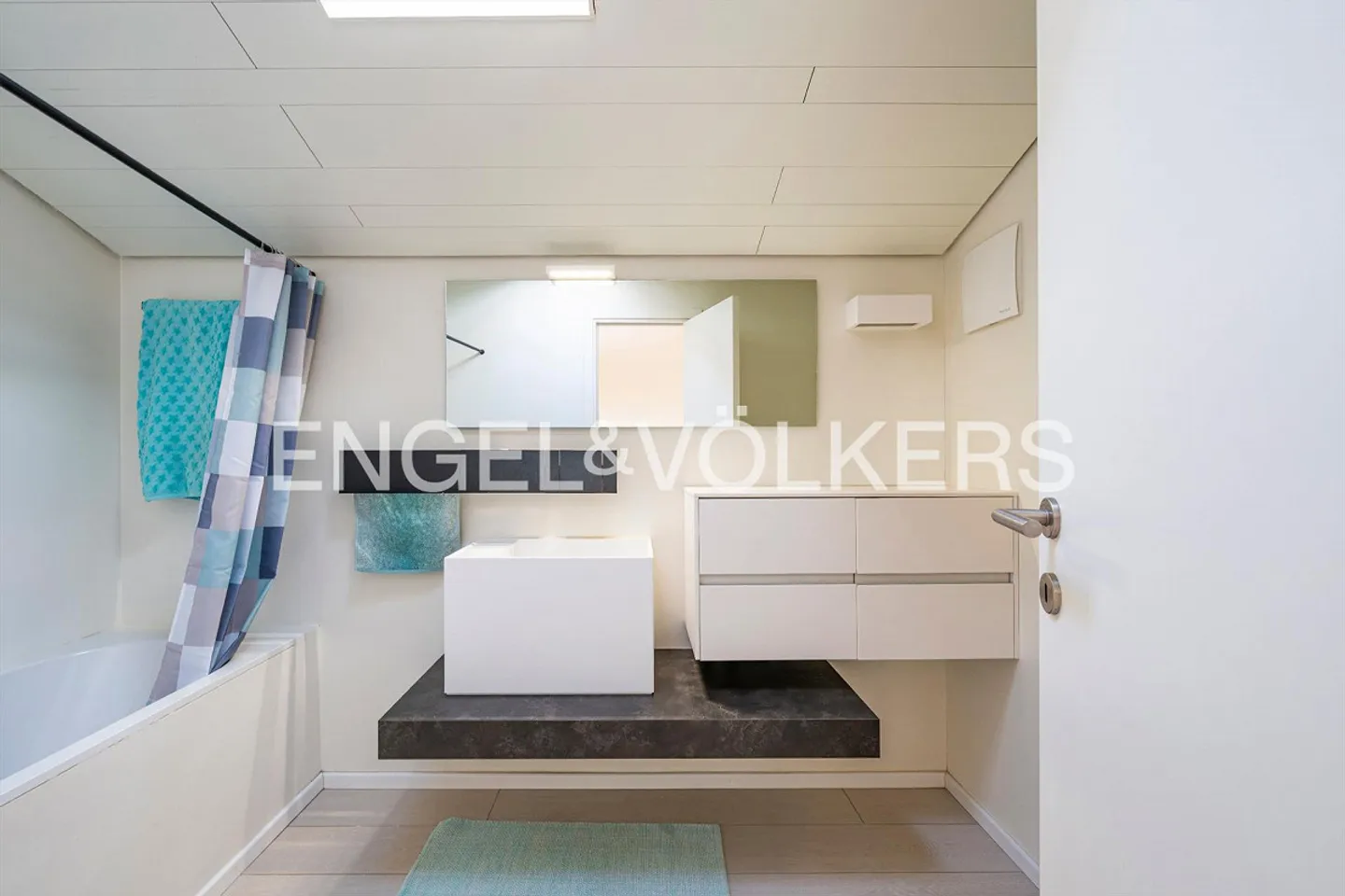 Charming duplex with enchanting lake view - Photo 13 of 13