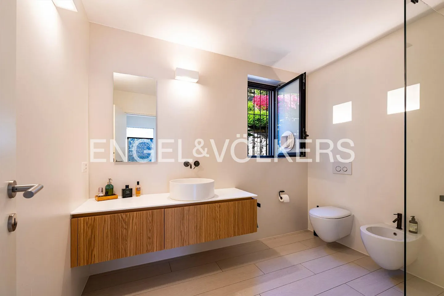 Charming duplex with enchanting lake view - Photo 12 of 13