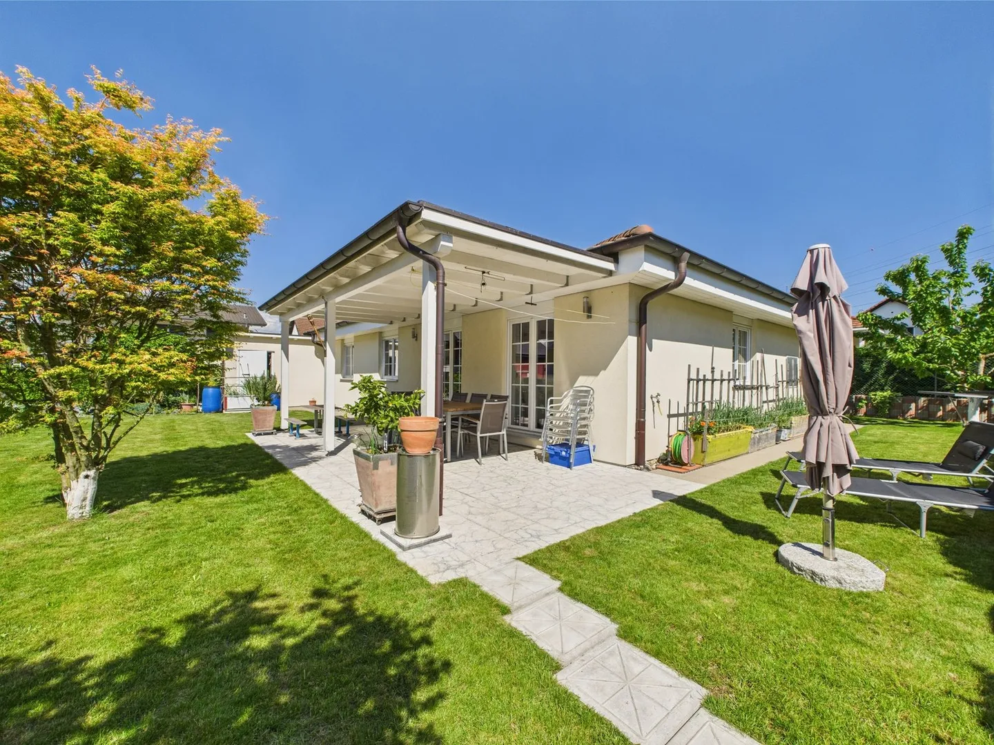 Lichtdurchfluteter Bungalow mit Ausbaupotenzial und Garten - Foto 4 von 17