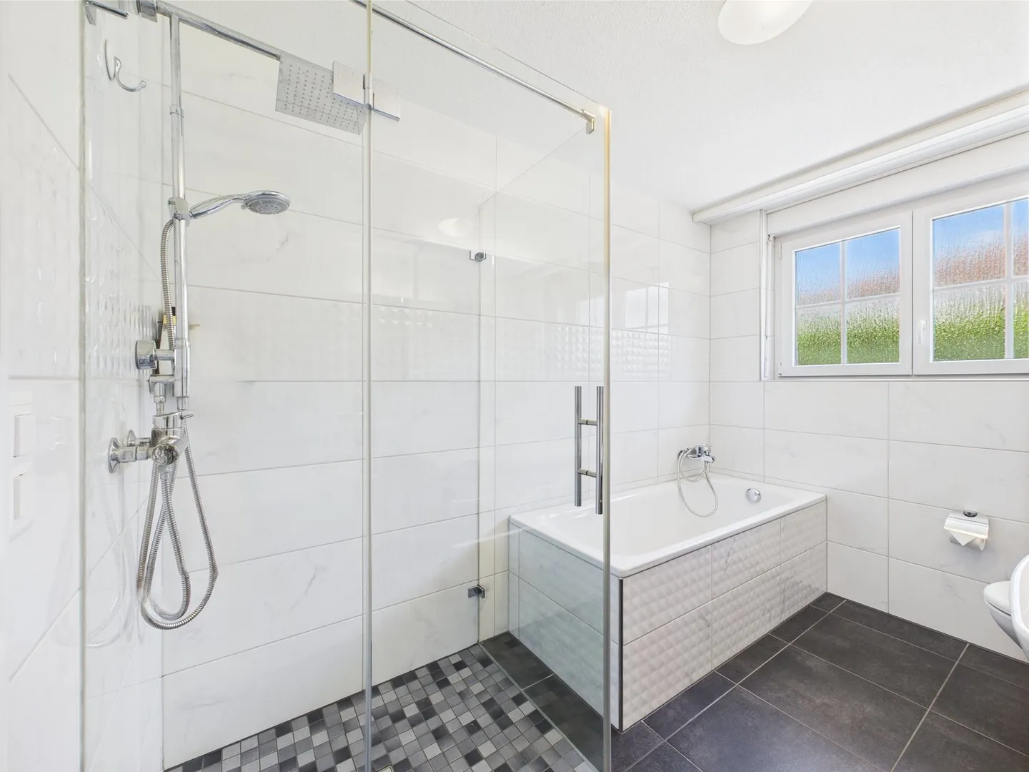 Lichtdurchfluteter Bungalow mit Ausbaupotenzial und Garten - Foto 11 von 17