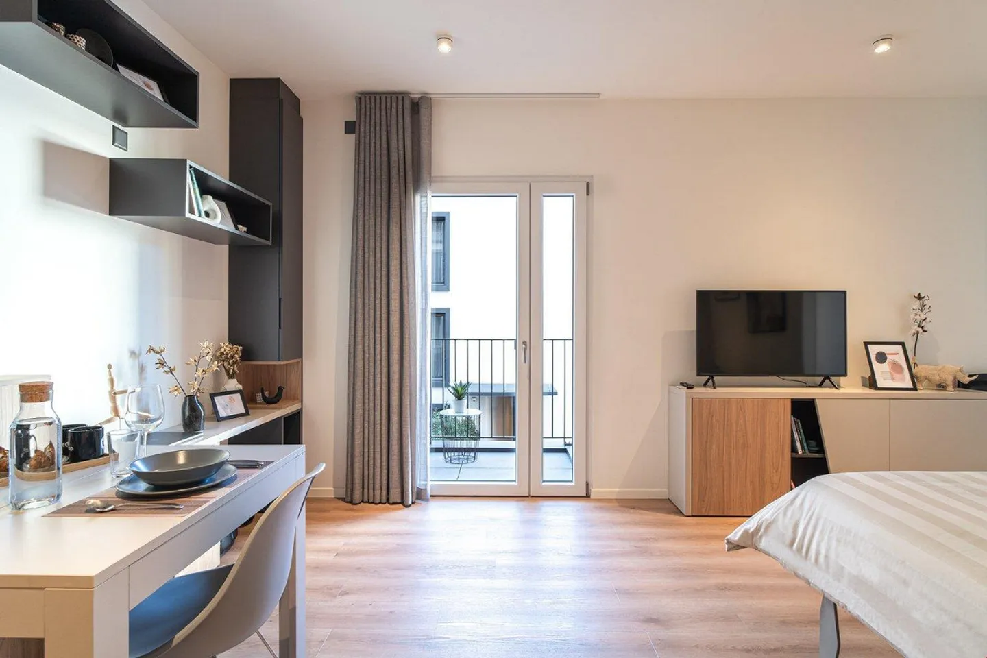 Centrally Located Apartment - Photo 5 of 11