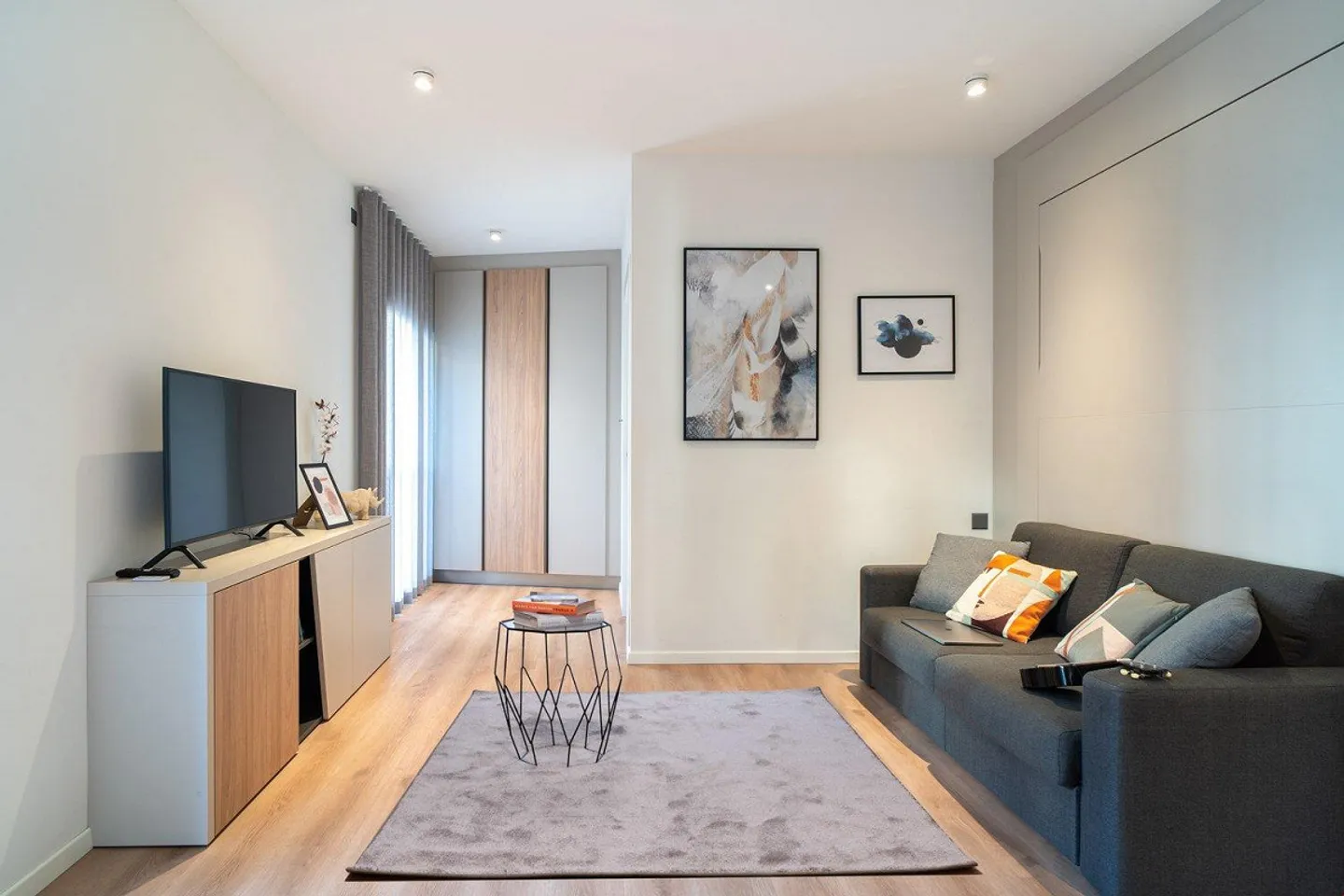 Centrally Located Apartment - Photo 6 of 11