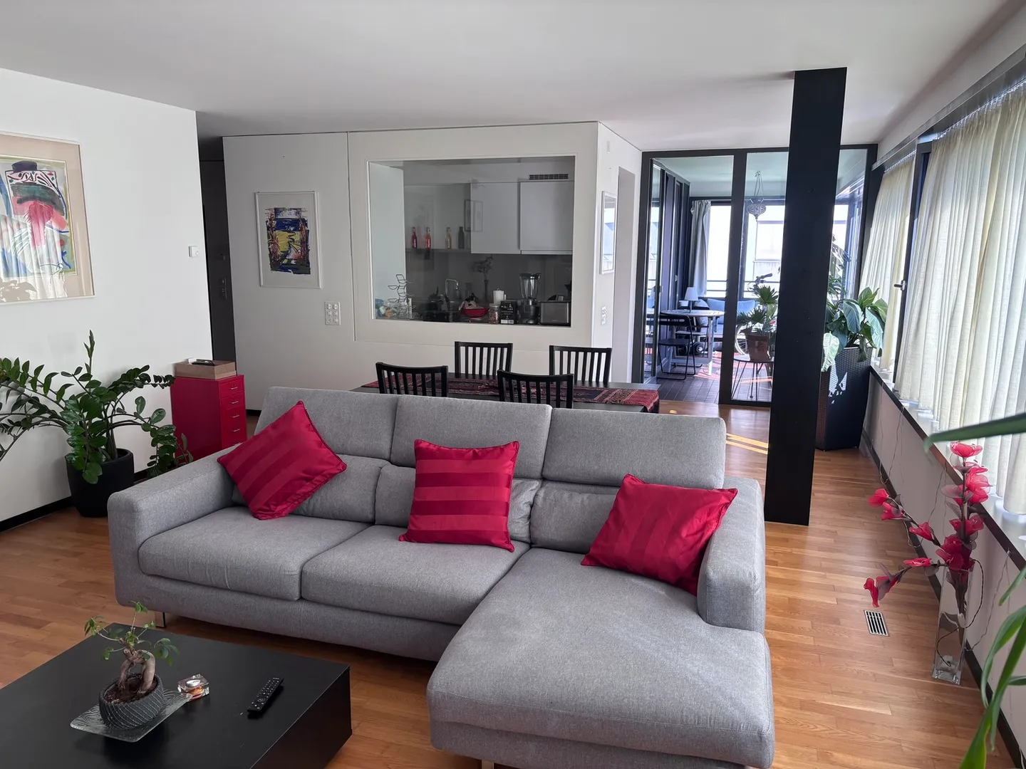 Modern Apartment with Terrace - Photo 3 of 10