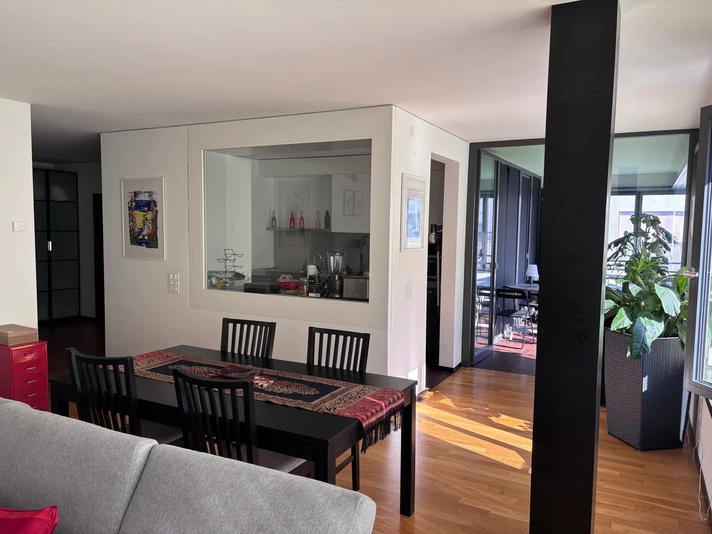 Modern Apartment with Terrace - Photo 4 of 10