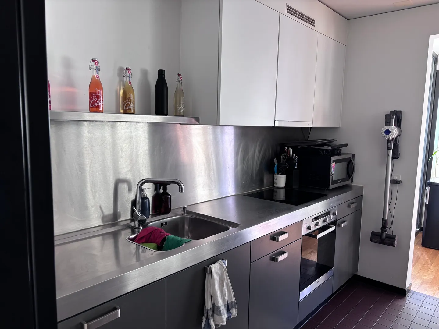 Modern Apartment with Terrace - Photo 6 of 10