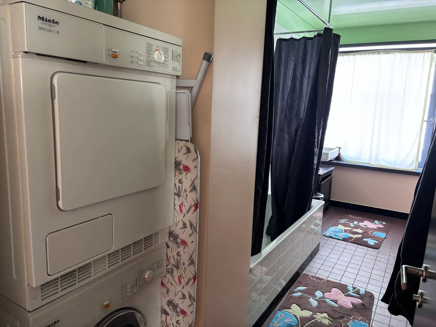 Modern Apartment with Terrace - Photo 7 of 10