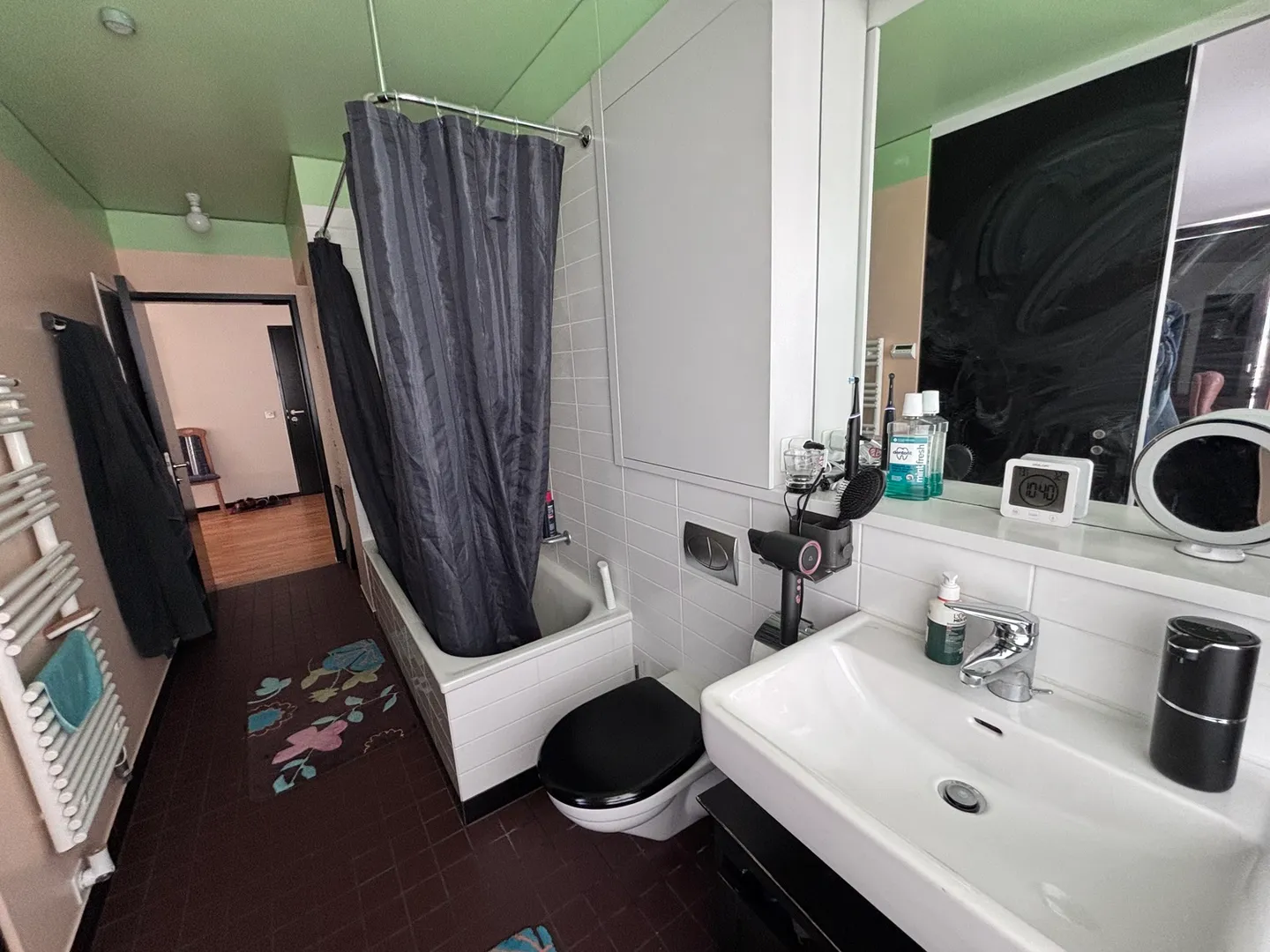 Modern Apartment with Terrace - Photo 8 of 10