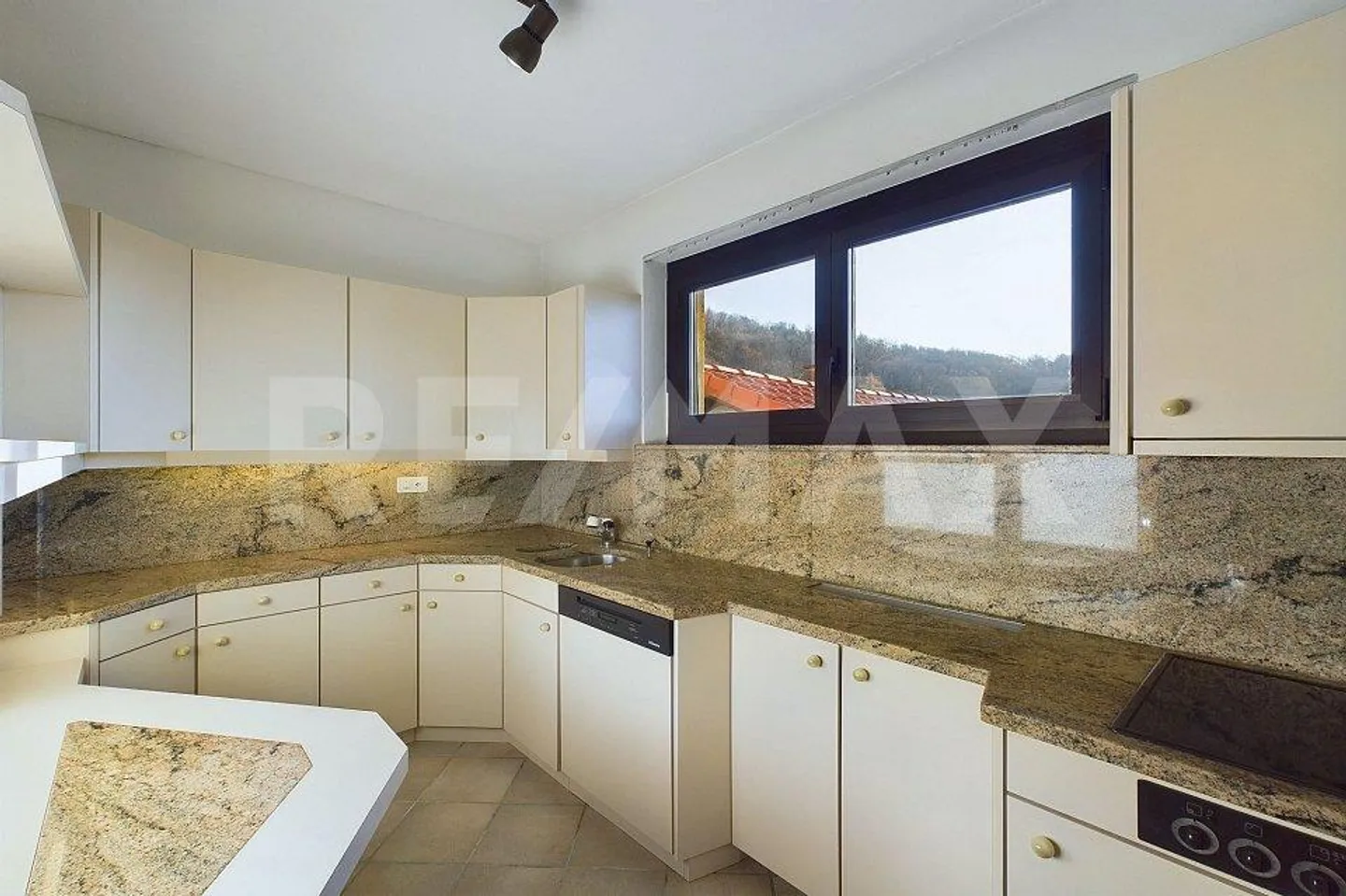 Espace, confort et jardin : l'appartement parfait pour grandir en famille - Photo 10 sur 13