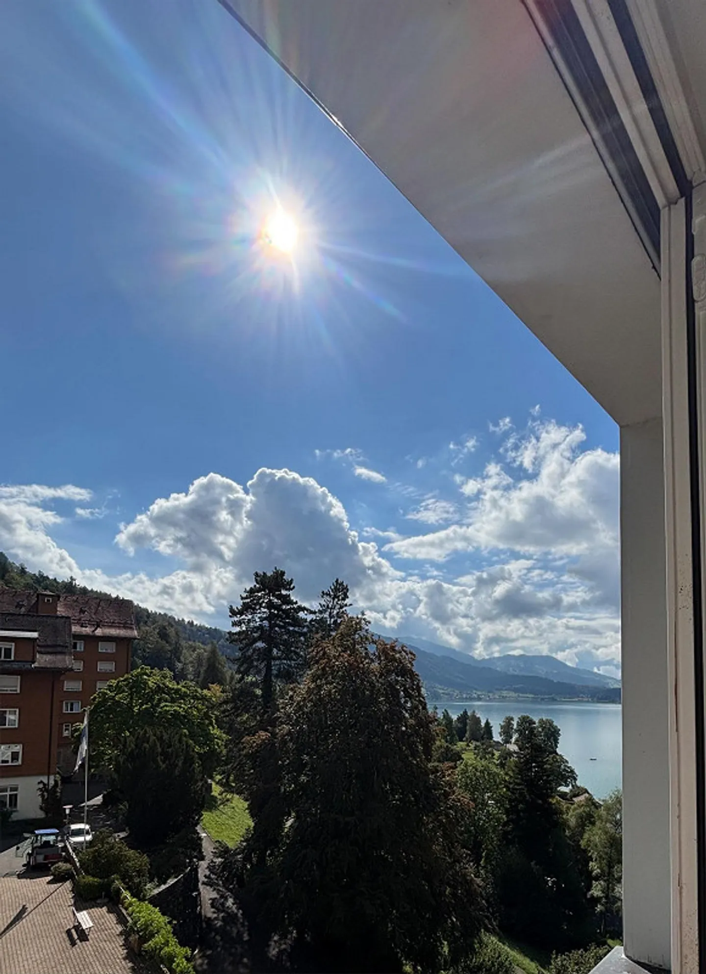 Appartement spacieux de 3 pièces au bord du lac Ägeri avec charme et vue sur le lac - Photo 2 sur 19