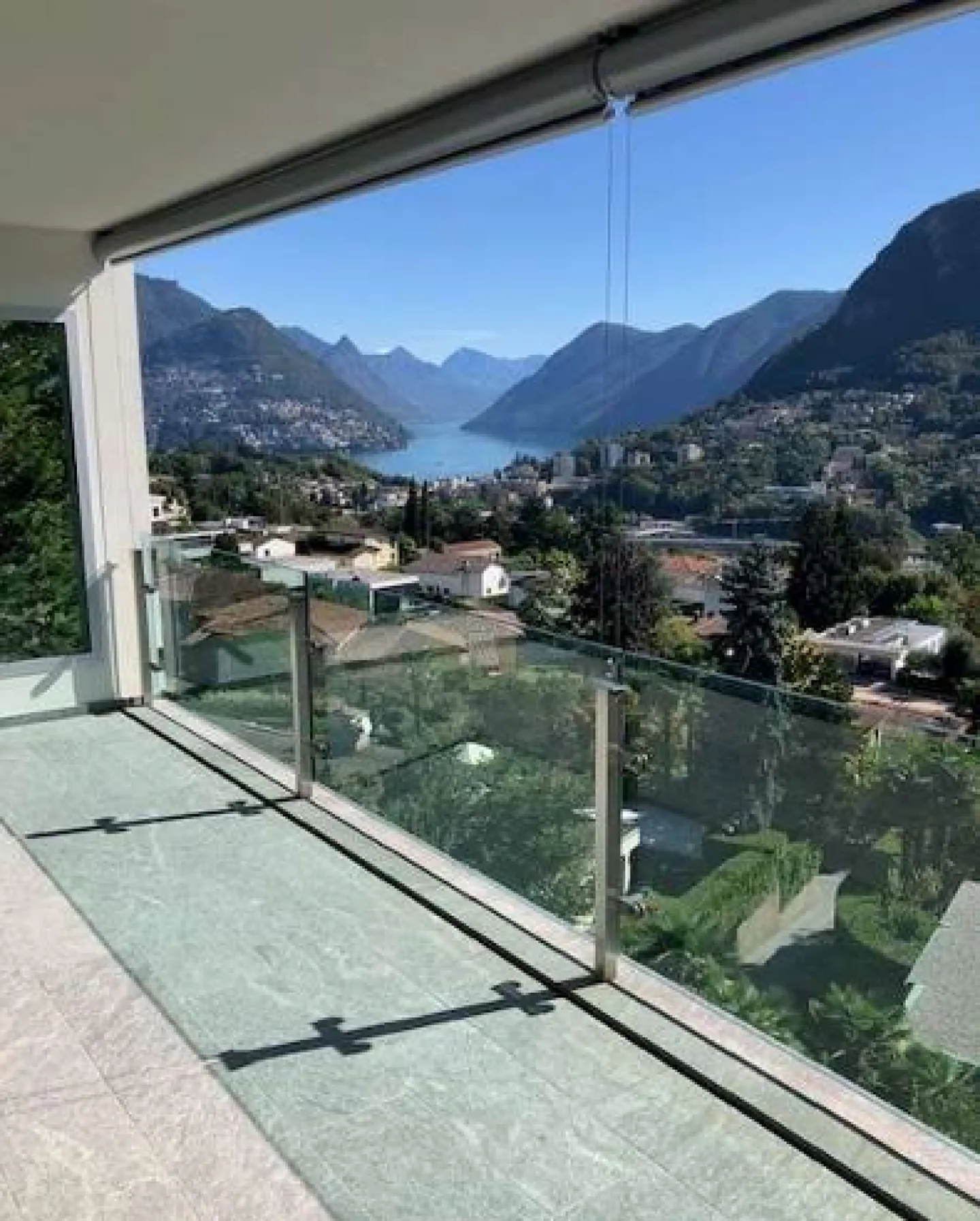 Duplex Elegante con Vista Lago - Foto 1 di 15