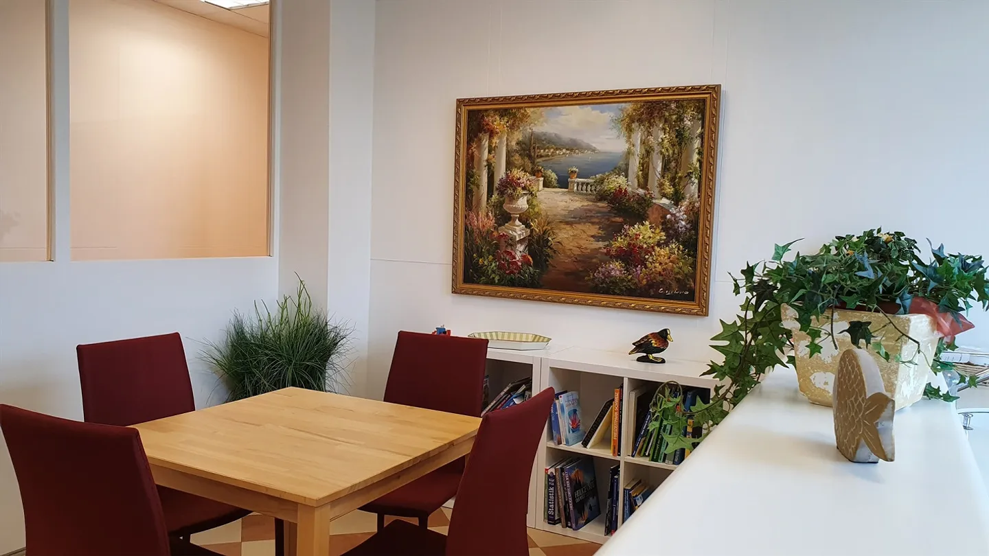 Beautiful office, right by the main train station - Photo 6 of 7