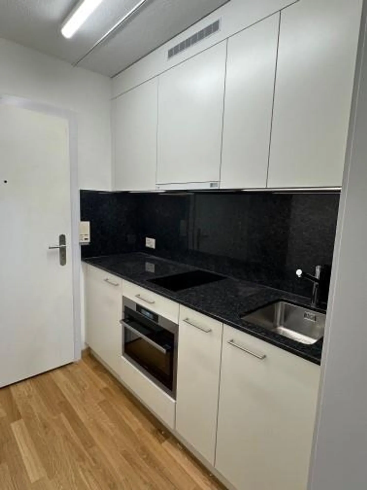 Freshly renovated apartment available for immediate rent - Photo 2 of 4