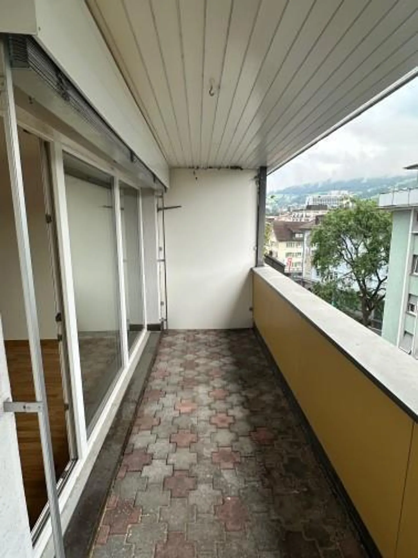 Freshly renovated apartment available for immediate rent - Photo 3 of 4