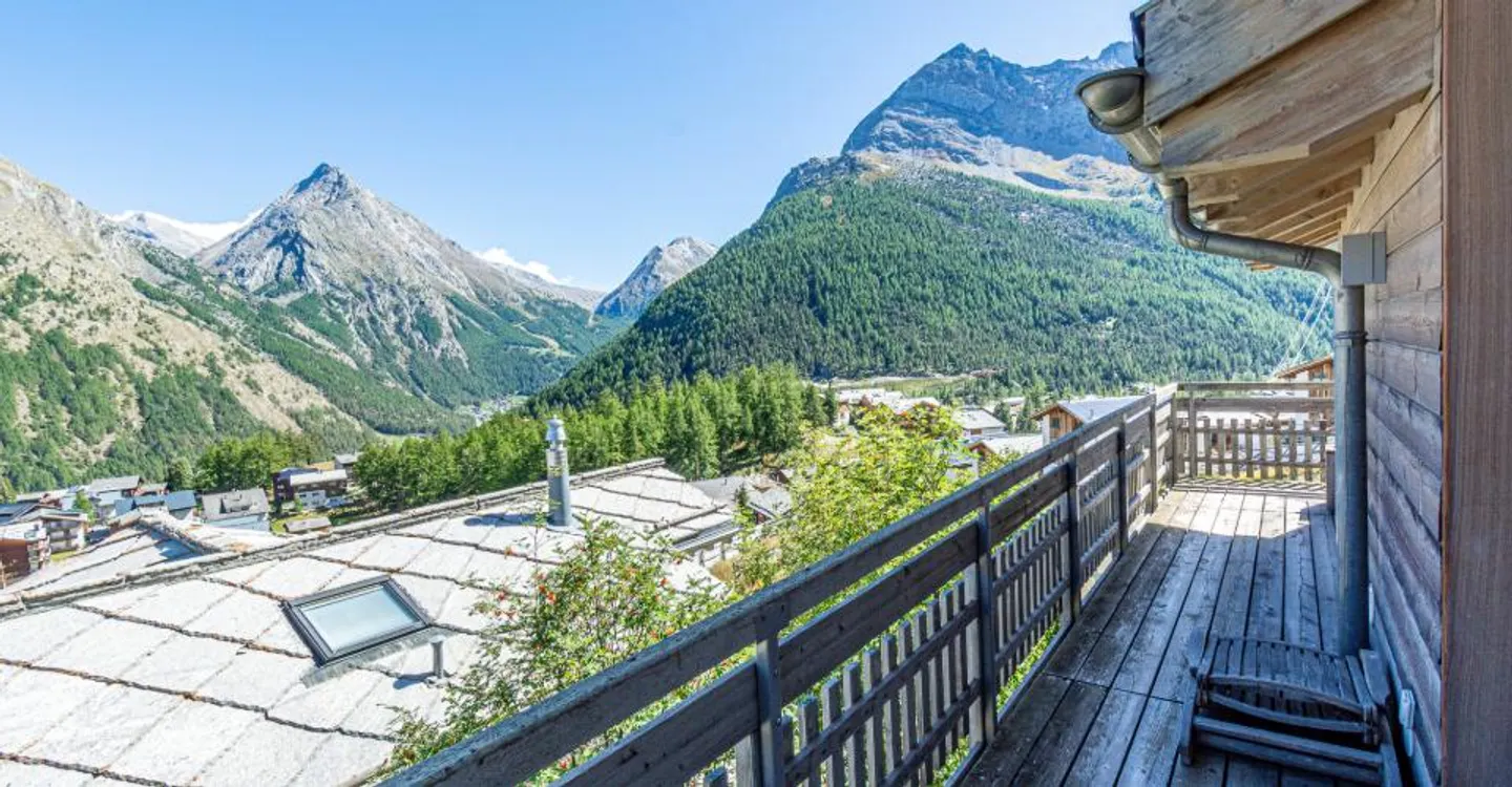 Exclusive Alpine chalet for sale in snow-secure Saas-Fee - Photo 11 of 16