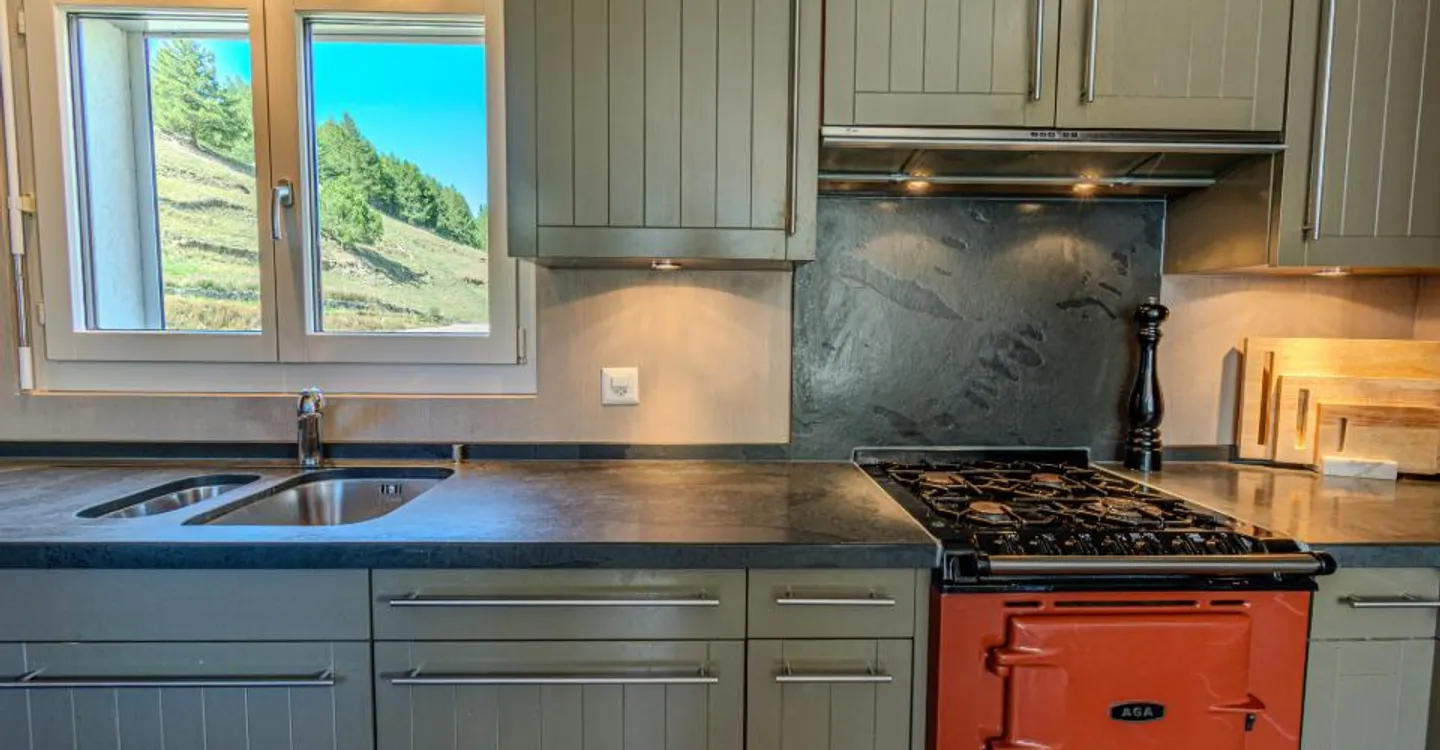 Exclusive Alpine chalet for sale in snow-secure Saas-Fee - Photo 10 of 16