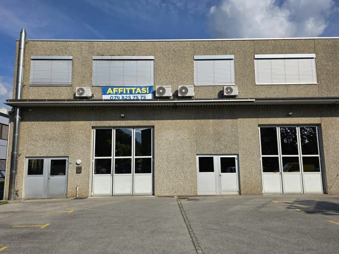 Losone : Bâtiment commercial intéressant dans une zone d'activités de production et de services à louer - Photo 1 sur 18