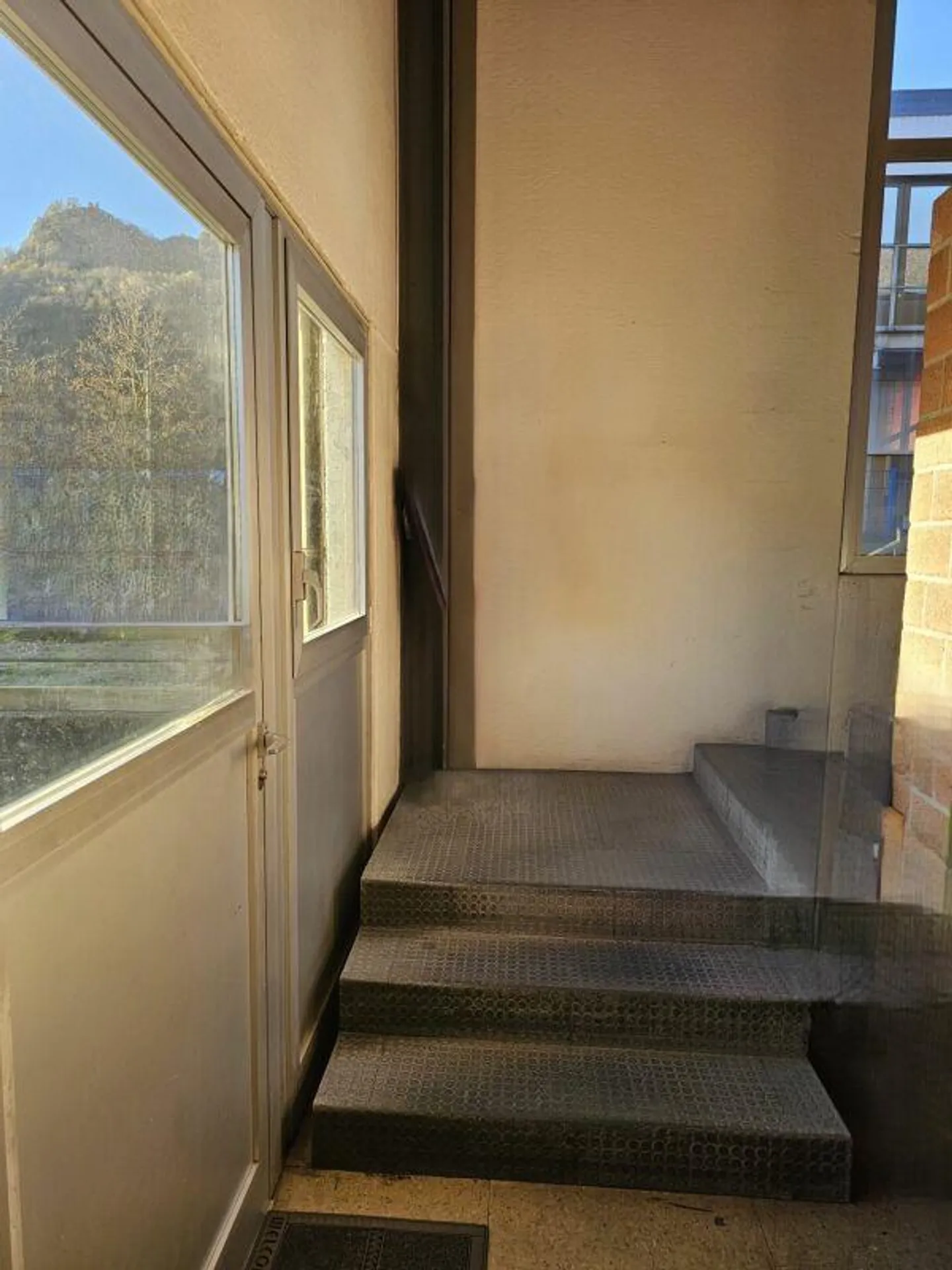 Losone : Bâtiment commercial intéressant dans une zone d'activités de production et de services à louer - Photo 2 sur 18