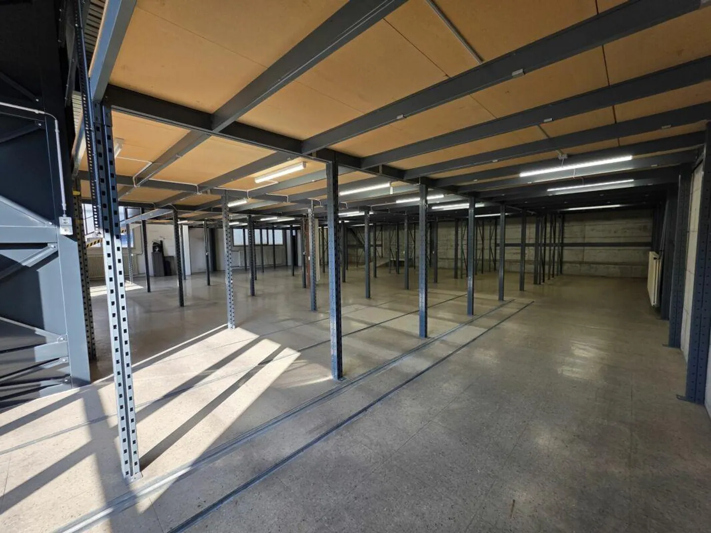 Losone : Bâtiment commercial intéressant dans une zone d'activités de production et de services à louer - Photo 3 sur 18
