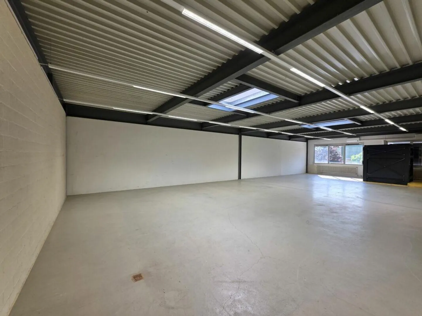 Losone : Bâtiment commercial intéressant dans une zone d'activités de production et de services à louer - Photo 4 sur 18