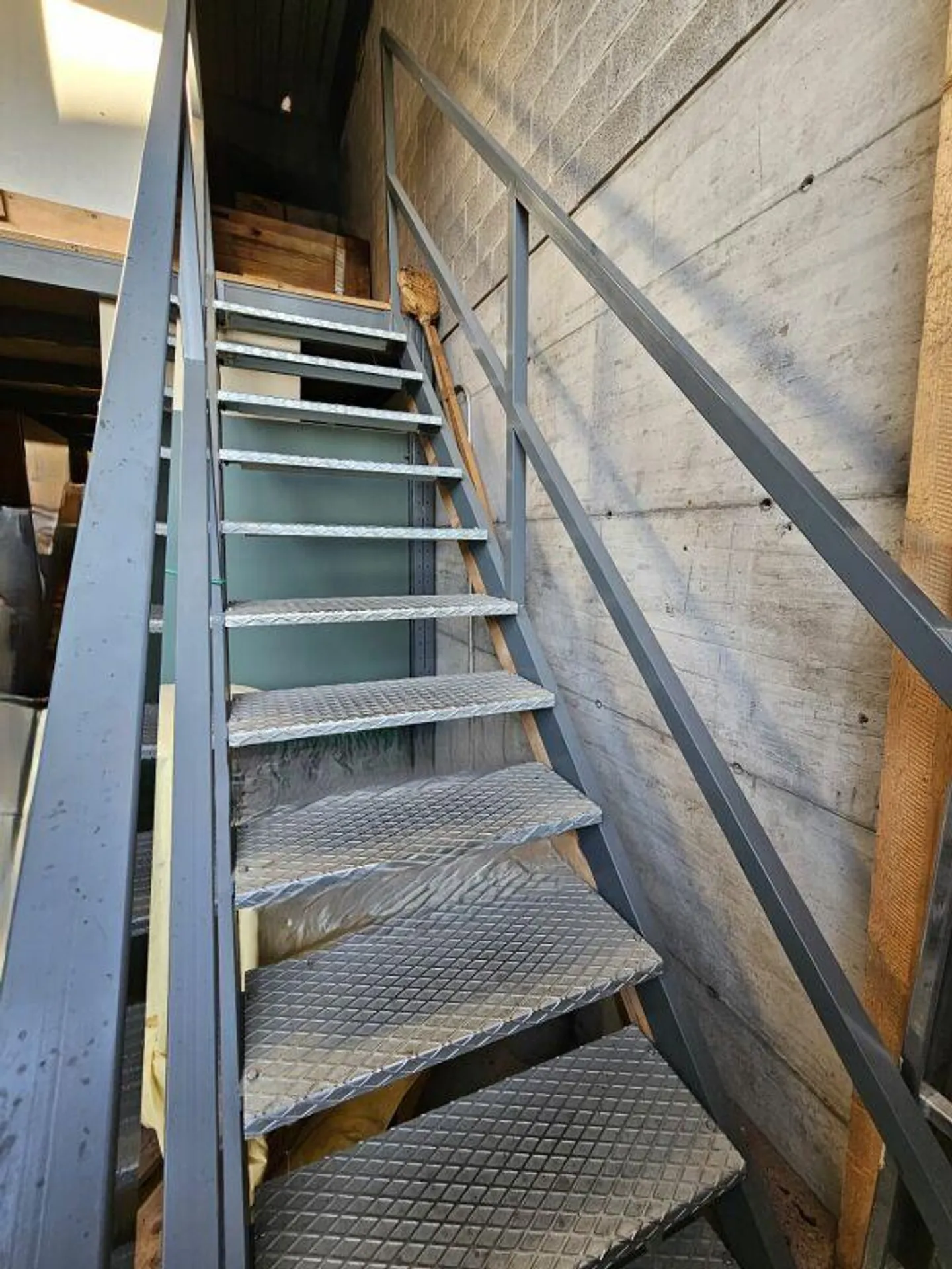 Losone : Bâtiment commercial intéressant dans une zone d'activités de production et de services à louer - Photo 5 sur 18