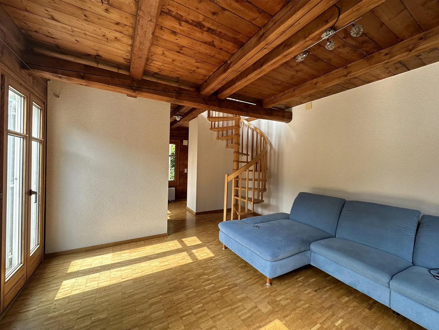 Appartement en duplex de 2,5 pièces situé au calme avec terrasse - Photo 3 sur 9