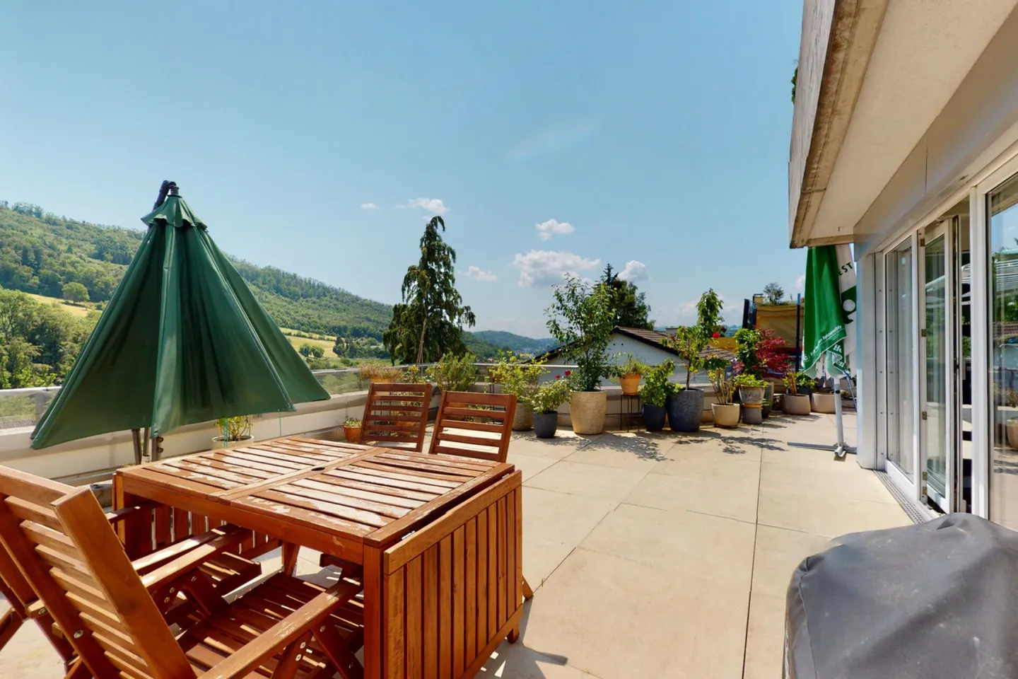 Unique Living Experience - Exclusive 5.5-Room Terrace Apartment with Sauna & Fireplace - Photo 1 of 10