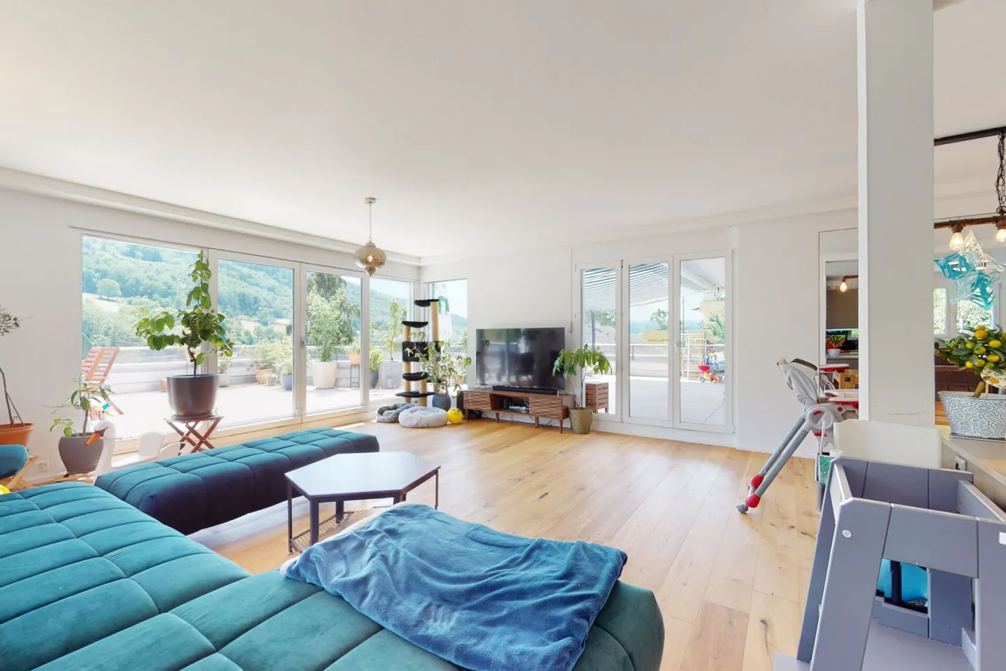 Unique Living Experience - Exclusive 5.5-Room Terrace Apartment with Sauna & Fireplace - Photo 2 of 10