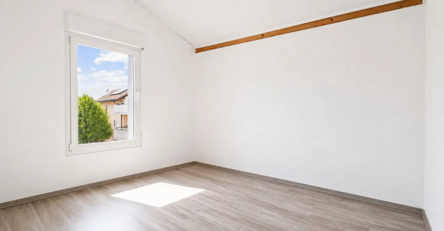 Charming 4.5-room apartment in the attic in Ursy - Photo 2 of 11