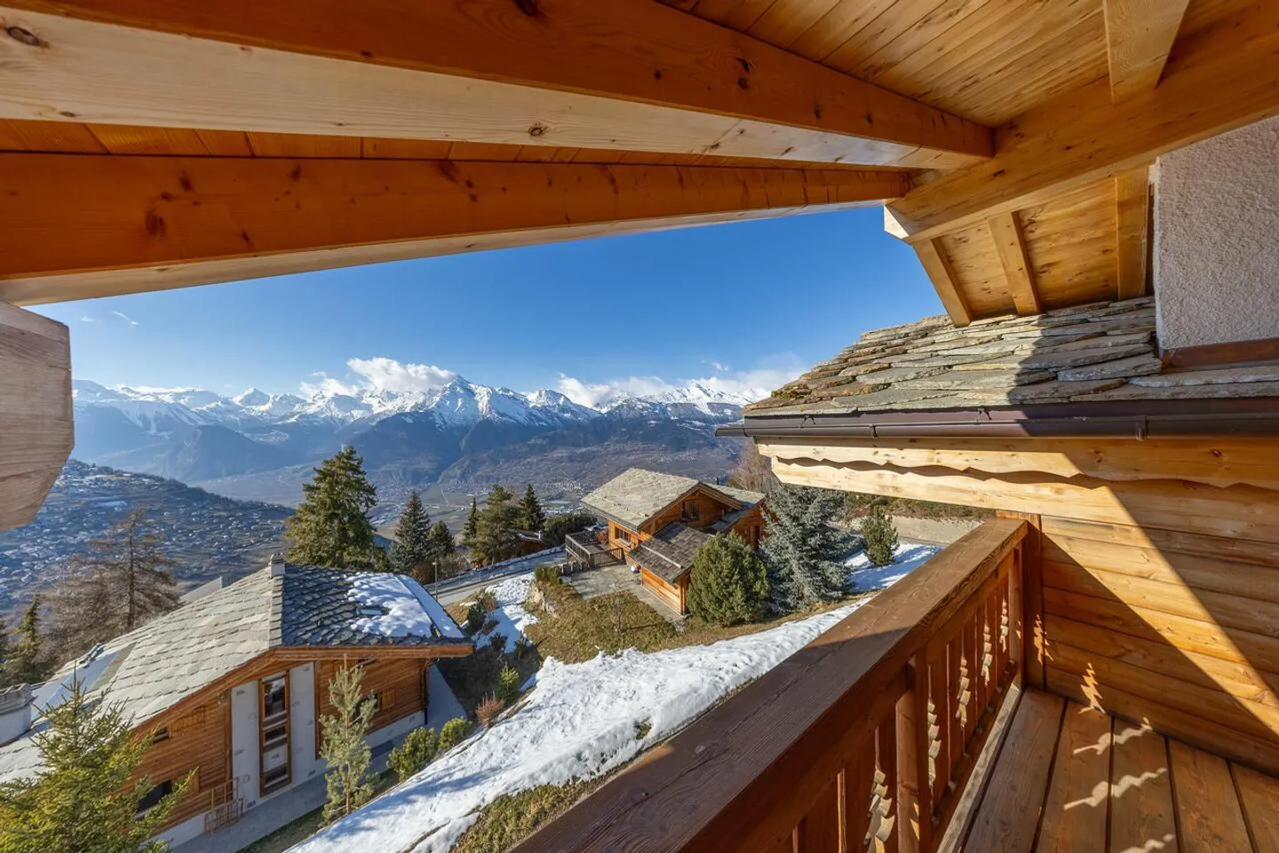 Spazioso chalet con vista mozzafiato vicino agli impianti di risalita - Foto 3 di 24