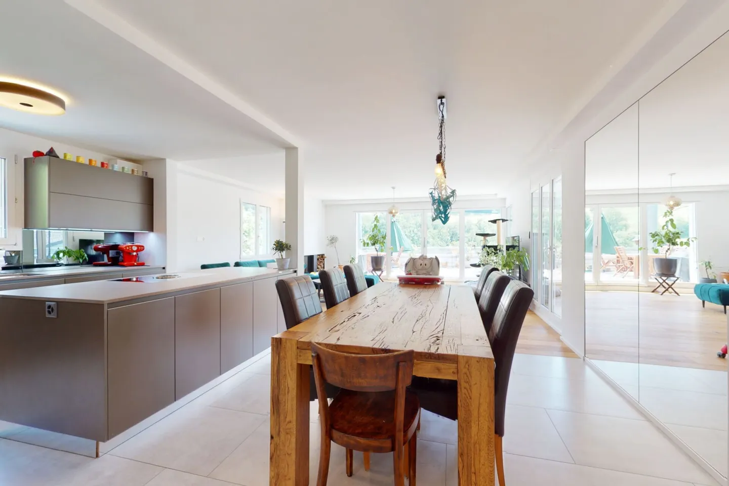 Unique Living Experience - Exclusive 5.5-Room Terrace Apartment with Sauna & Fireplace - Photo 3 of 10