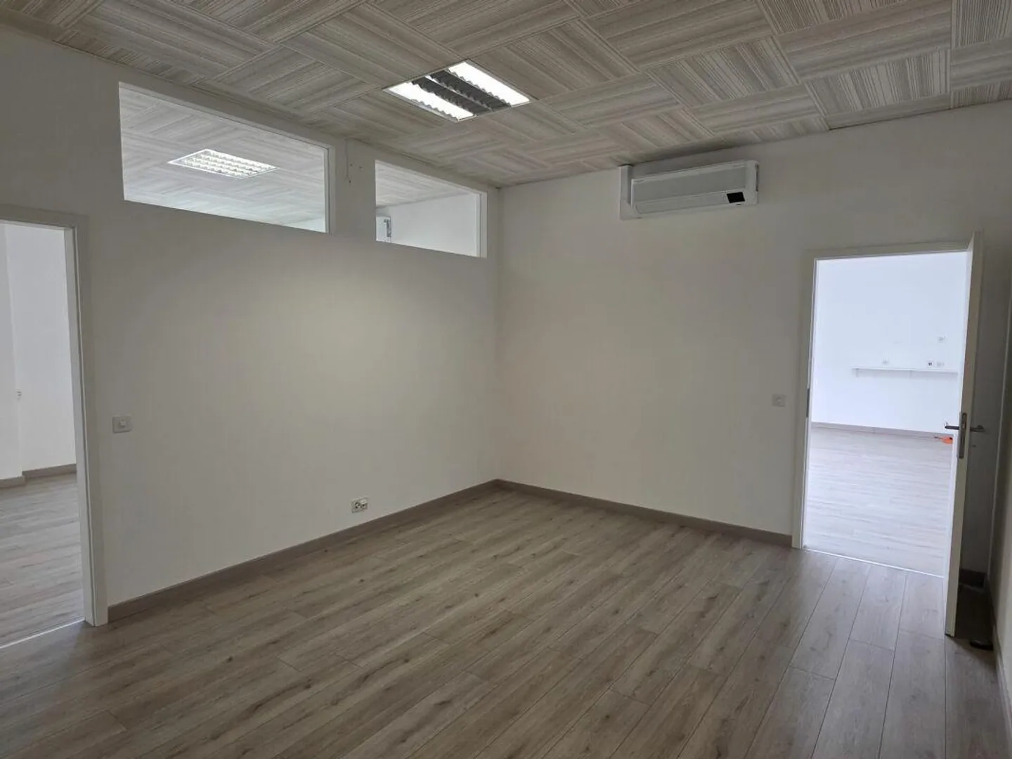 Losone : Bâtiment commercial intéressant dans une zone d'activités de production et de services à louer - Photo 13 sur 18
