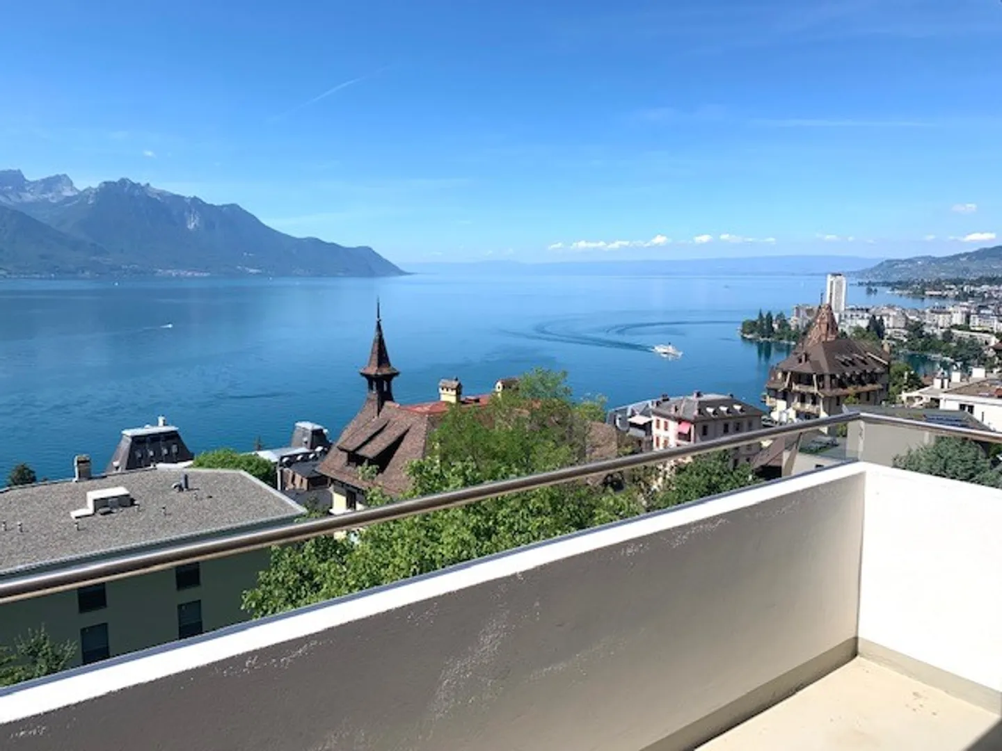 Beautiful refreshed 3-room apartment on the 1st floor with stunning views of the lake and the Alps - Photo 2 of 9